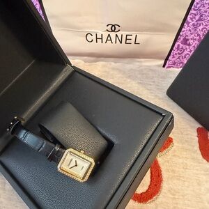 Women small wrist watch black and gold